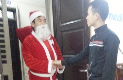 Bi hai nghe ong gia Noel hinh anh