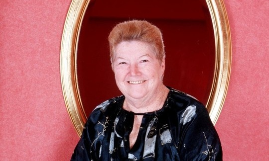 Tac gia 'Tieng chim hot trong bui man gai' qua doi hinh anh