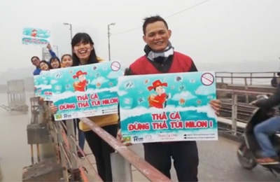 Gioi tre xep hang tren duong tien ong Tao chau troi hinh anh