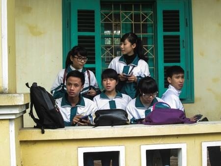 Thí sinh trước giờ thi. Gần 100 học sinh trường THPT Đại Từ đã tham gia đợt thi thử này. Ông Nguyễn Kim Sơn, phó giám đốc ĐHQG Hà Nội cho biết lý do chọn trường THPT Đại Từ làm điểm thi thử vì đây là nơi có đối tượng học sinh đa dạng, có cả học sinh thị trấn lẫn nông thôn, miền núi. Qua đợt thi thử này sẽ đánh giá khả năng làm bài của học sinh, để điều chỉnh bộ đề trước khi kỳ thi chính thức đầu tiên diễn ra vào cuối tháng 5.