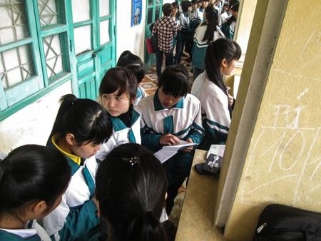 Theo ông Trần Quang Hưng, hiệu trưởng trường THPT Đại Từ, việc lựa chọn những học sinh tham dự thi thử căn cứ vào một số tiêu chí, đó là: Những học sinh có nguyện vọng dự thi thử, các em có nguyện vọng thi đại học, và thi vào các trường ĐH khu vực Hà Nội. 