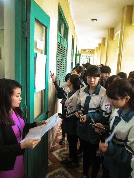 Trong buổi thi thử này, các điều kiện tổ chức được diễn ra như thi thật, từ việc bố trí giám thị tới các kỹ thuật viên, máy tính dự phòng.  Đợt thi chính thức đầu tiên diễn ra trong hai ngày 30, 31/5, đợt 2 từ ngày 1 – 2/8/ tại các địa điểm thi ở Hà Nội là ĐHQG Hà Nội, ở Đà Nẵng là Trường ĐH Kiến trúc Đà Nẵng, ở Nghệ An là Trường ĐH Vinh, ở Thanh Hóa là Trường ĐH Hồng Đức, ở Hải Phòng là Trường ĐH Hàng hải Việt Nam, ở Nam Định là Trường ĐH Sư phạm kỹ thuật Nam Định và ở Thái Nguyên là Trường CĐ Kinh tế - Tài chính Thái Nguyên.