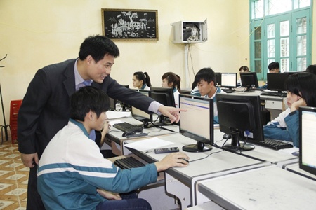 Ông Sái Công Hồng, giám đốc Trung tâm Khảo thí ĐHQG Hà Nội, lưu ý một số vấn đề kỹ thuật với học sinh dự thi thử. Ông Hồng cho biết trong mỗi phòng thi dự phòng tối thiểu 10% số lượng máy tính. Tùy trường hợp trục trặc kỹ thuật mà máy tính sẽ tự cộng thêm thời gian cho thí sinh làm bài, hoặc thí sinh sẽ được chuyển sang máy tính khác, hoặc được chuyển sang ca thi ngay tiếp sau.