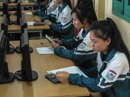 Bài thi gồm 3 phần với 2 phần thi bắt buộc và 1 phần thi tự chọn với 140 câu hỏi trắc nghiệm. Thời gian đếm ngược được tính riêng với mỗi phần thi. Tổng thời gian làm bài là 195 phút. 