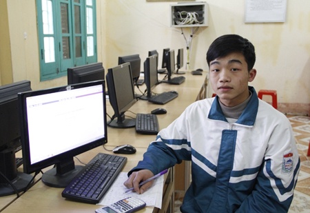 Trần Xuân Thảo, học sinh lớp 12A/15 là một trong hai học sinh đạt điểm cao nhất của đợt thi thử này – em được 113/ 140 điểm. Thảo cho biết trước buổi thi em chưa từng thử làm bài thi dạng này.  Theo Trung tâm Khảo thí ĐHQG Hà Nội, từ khi công bố bài thi thử trên mạng, tính trung bình mỗi ngày có 3.000 lượt người vào xem và làm thử, trong đó tỉ lệ làm hết 140 câu trong bài thi chiếm 70%. Số điểm cao nhất là người thi thử đạt được là 135 điểm.