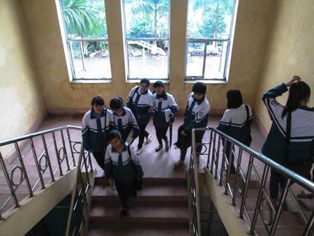 Học sinh ra về sau buổi thi thử.  Ông Nguyễn Kim Sơn cho biết thời gian đăng ký dự thi đợt 1 bắt đầu từ ngày 25/3 - 15/4, đợt 2 từ ngày 20/6 - 10/7. 