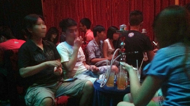 Ban shisha cong khai, 'khoi A Rap' dang me hoac tre em? hinh anh
