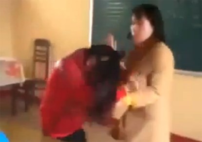 Lan truyen clip co giao duoi danh hoc sinh trong lop hinh anh
