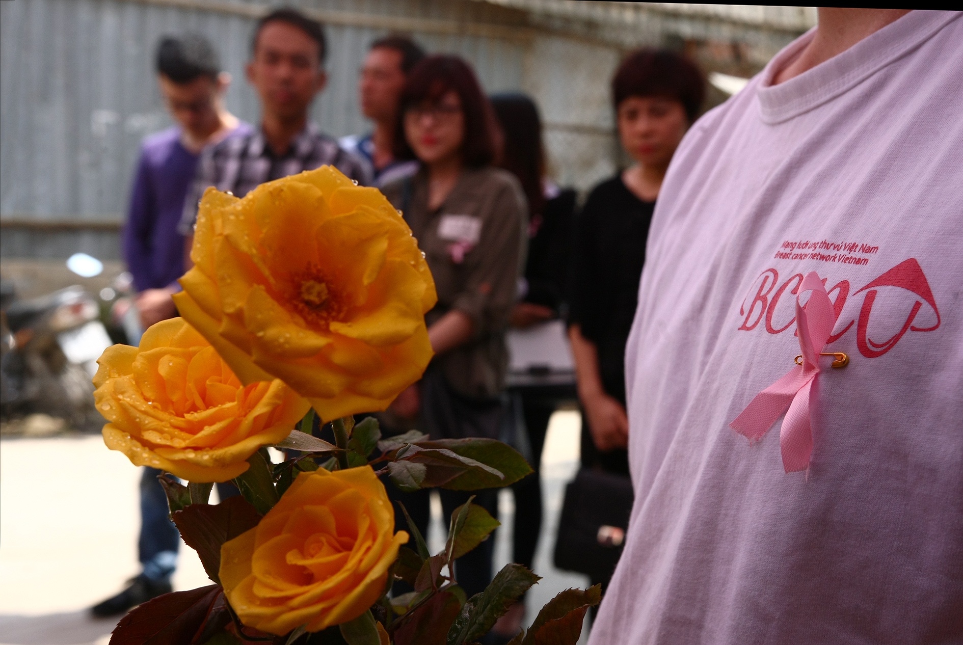 Tại lễ viếng, tất cả mọi người đều thắt nơ - biểu biểu tượng của tinh thần phòng chống căn bệnh quái ác. của BCNV.