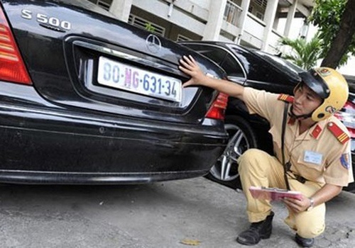 TP.HCM 'tram' xe ngoai giao, bien xanh khong dung quy dinh hinh anh