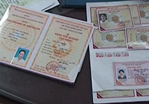 Mot phong vien bi bat vi nghi nhan hoi lo hinh anh