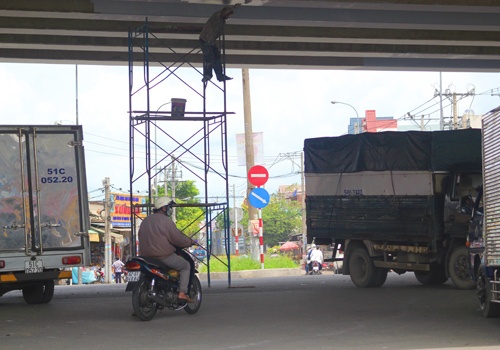 Cong nhan dua voi 'tu than' giua duong hinh anh