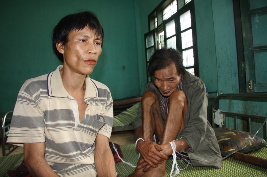 'Nguoi rung' bi cot vao giuong o benh vien hinh anh