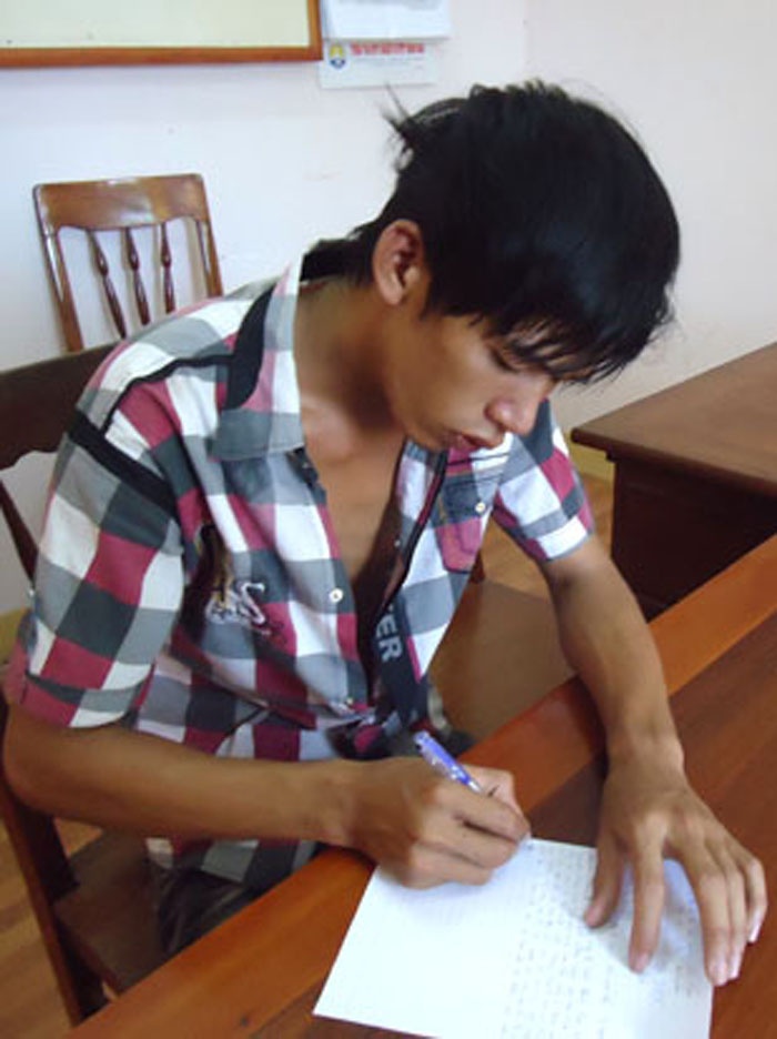 Giam doc va nhan vien lap muu bat trom hinh anh