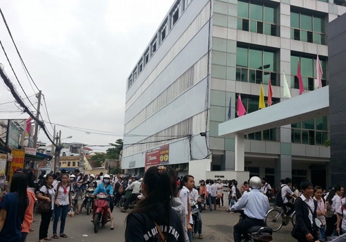 Cuu sinh vien vao truong cu nhay lau tu tu hinh anh