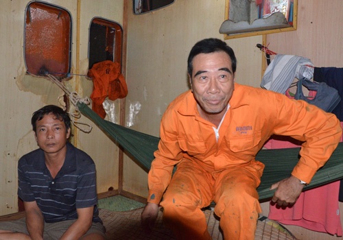 Tau tong chim xa lan tren song Sai Gon, 4 nguoi thoat chet hinh anh