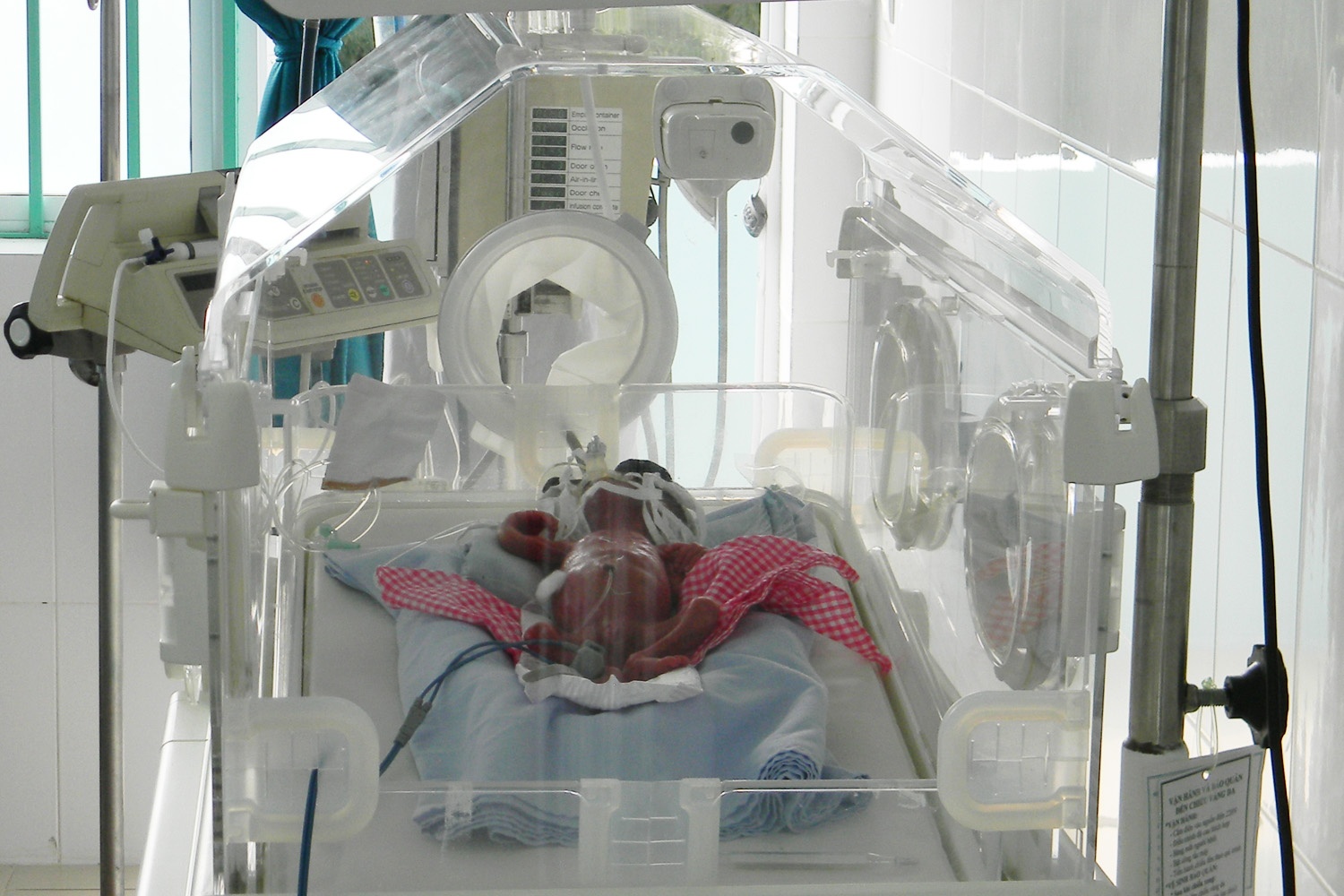 Vu em be suyt bi chon song: Kip truc ne trach nhiem hinh anh