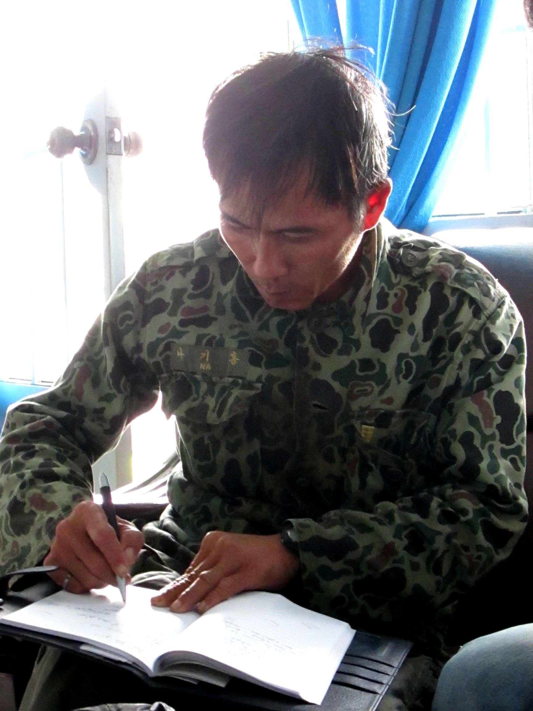 Can bo trung tam bao tro lay vang cua nguoi cam? hinh anh