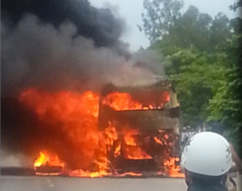 Xe khach chay kinh hoang, nhieu nguoi thoat chet hinh anh