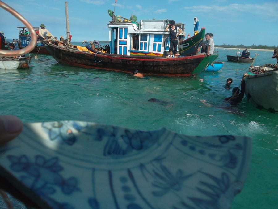 Ngu dan nhon nhao truc vot co vat tai nghia dia tau co hinh anh