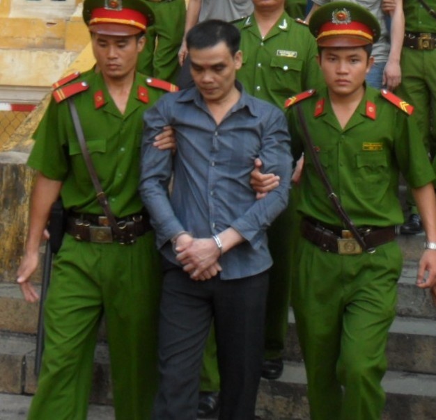 Chong giet vo, nem xac xuong gieng phi tang hinh anh