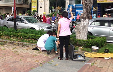 Cu ong 82 tuoi di xe lan tu thieu giua pho hinh anh