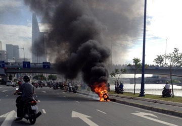 Xe tay ga chay du doi tren dai lo hinh anh