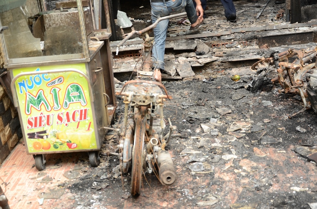 Can canh ngoi nha chay rui, hang chuc nu sinh keu cuu hinh anh