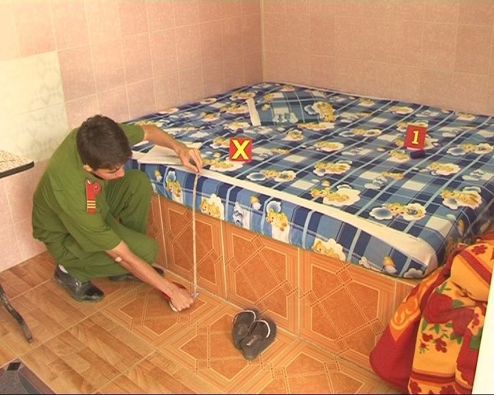 Hen nguoi yeu vao nha nghi siet co, cuop do hinh anh