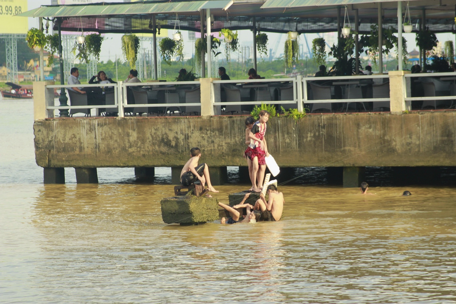 Clip tre em gion mat voi 'ha ba' song Sai Gon hinh anh