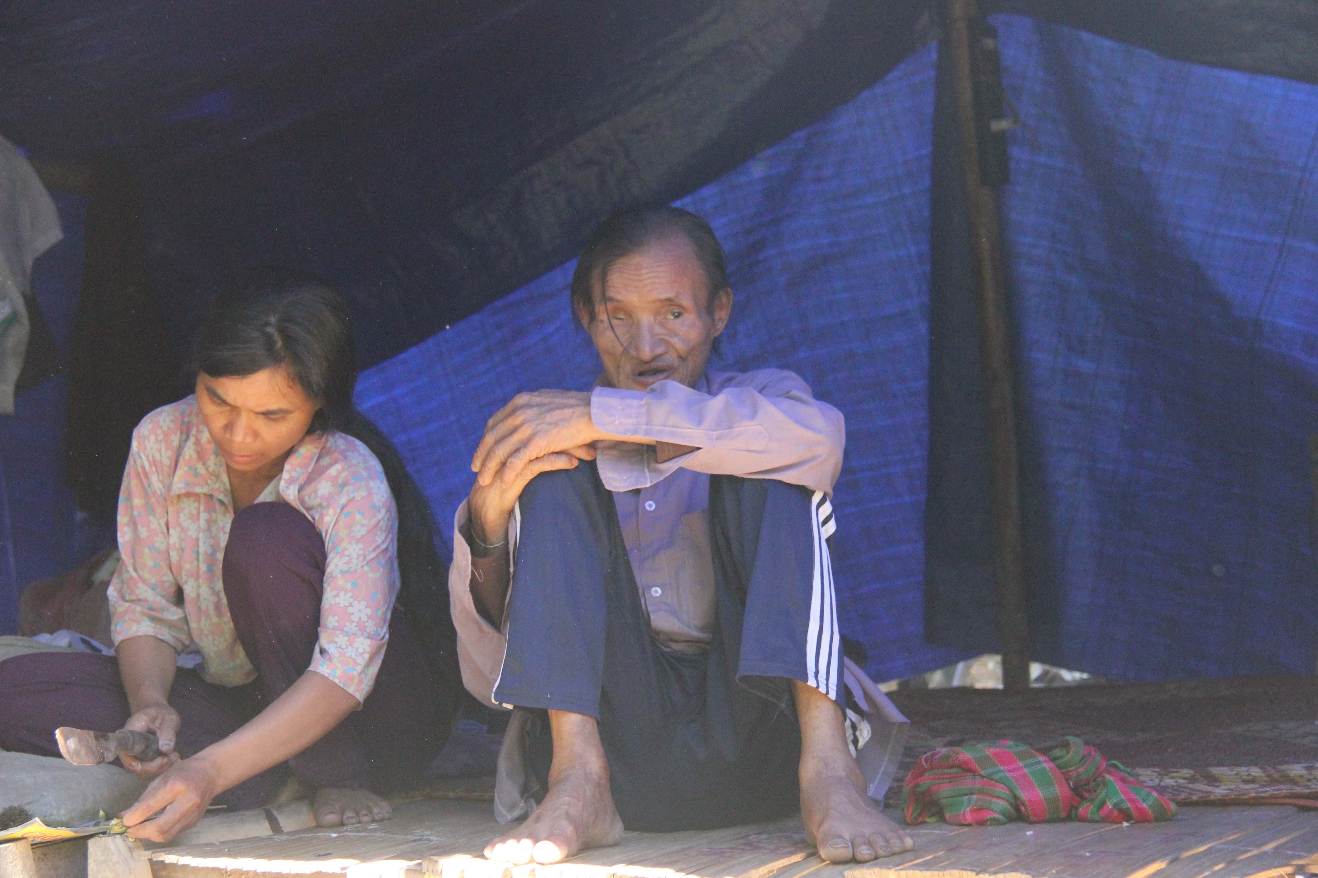 Gia dinh 'nguoi rung' o trong can leu 10m2 dung tam hinh anh