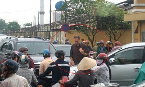 'Ong Tay' doi mua dieu tiet giao thong o Sai Gon hinh anh