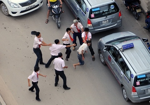 Tai xe taxi bi danh hoi dong o Sai Gon hinh anh