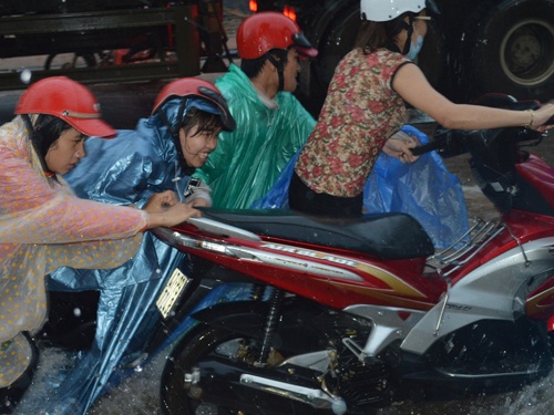 Vat lon voi mua gio day xe cho nguoi di duong hinh anh