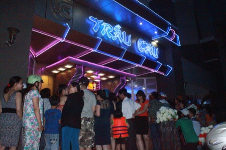 Hang tram nguoi keo di xem dam cuoi 'phi cong tre' hinh anh