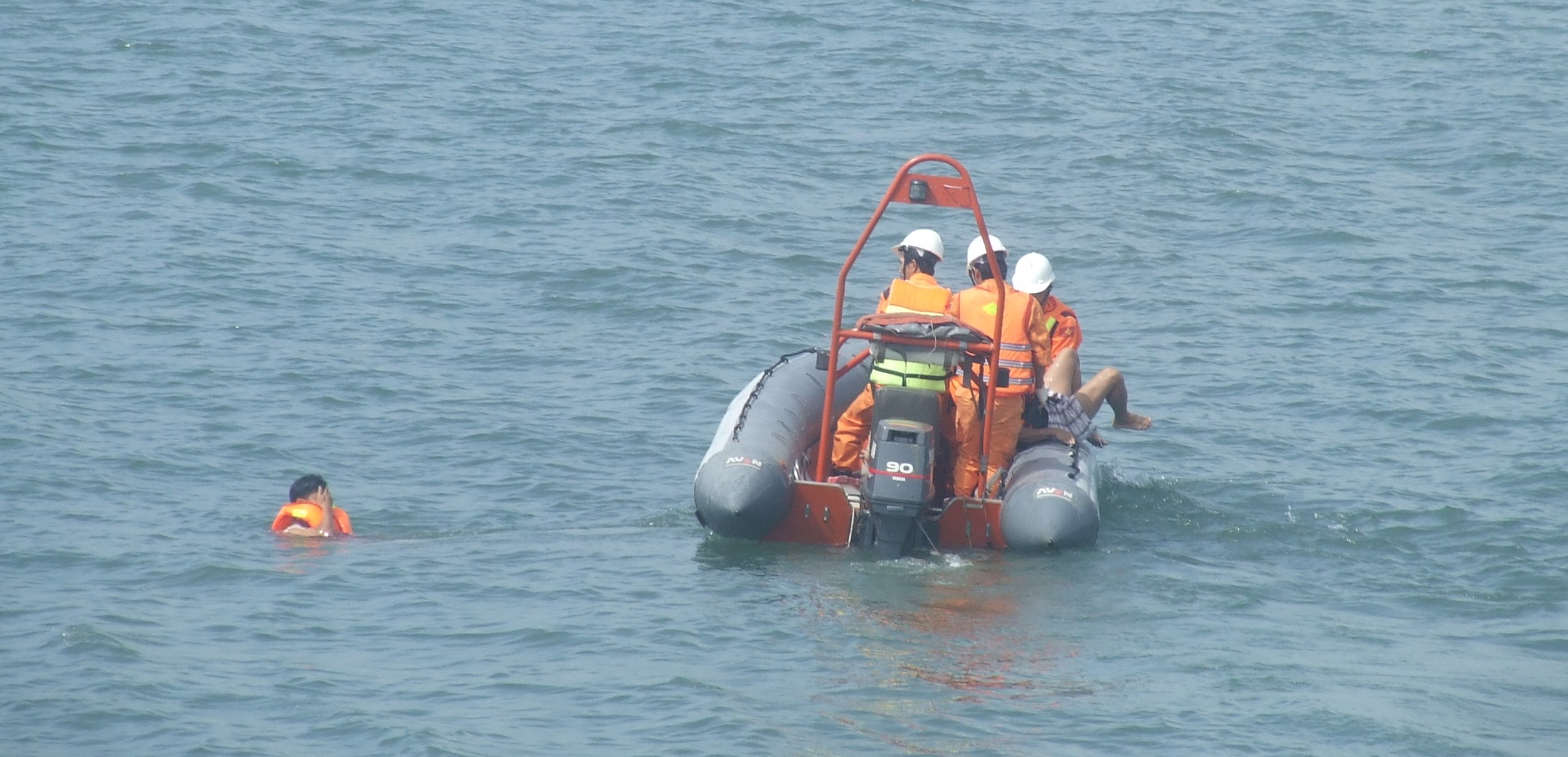 7 ngu dan co the bi ket trong xac tau chim hinh anh