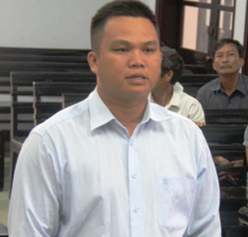 Cong an vien danh nguoi lanh 9 thang tu hinh anh