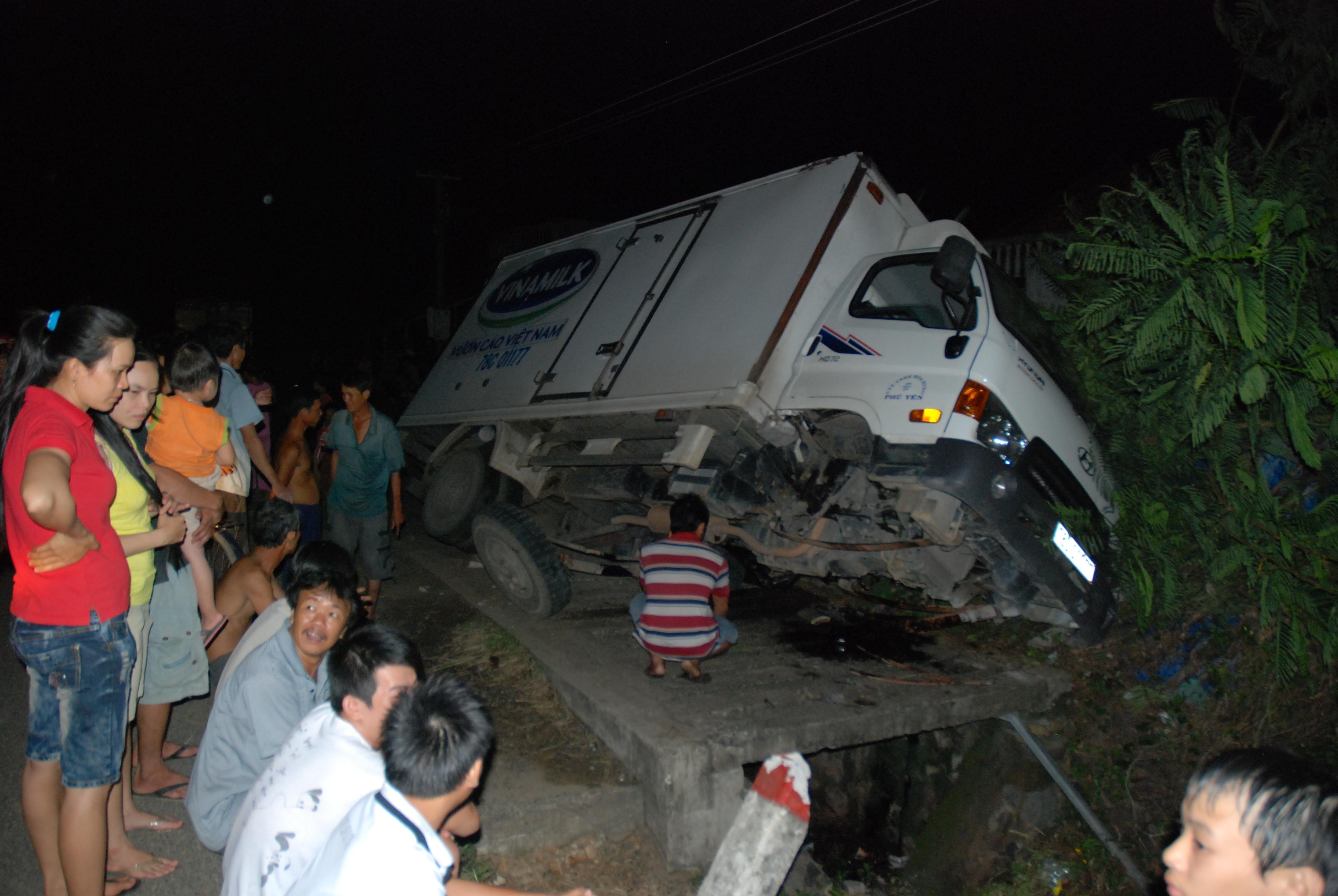 Banh truoc xe tai vang ra ngoai, 4 nguoi thoat chet hinh anh