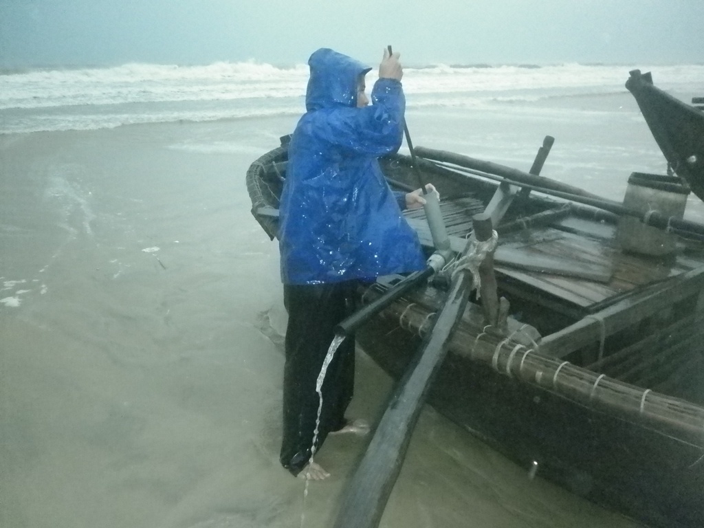 Nguoi dan mien Trung so tan 'chay' bao so 8 hinh anh