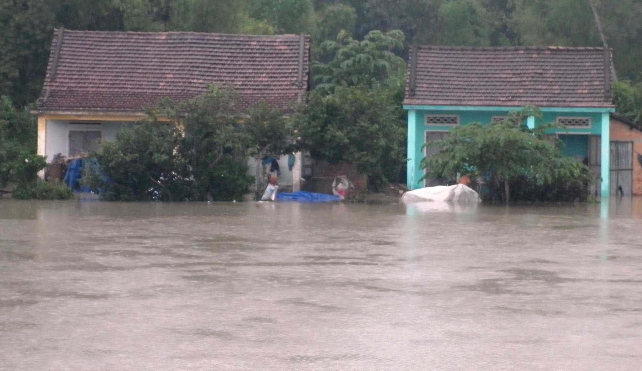Cac tuyen duong len Song Tranh bi chia cat vi lu hinh anh