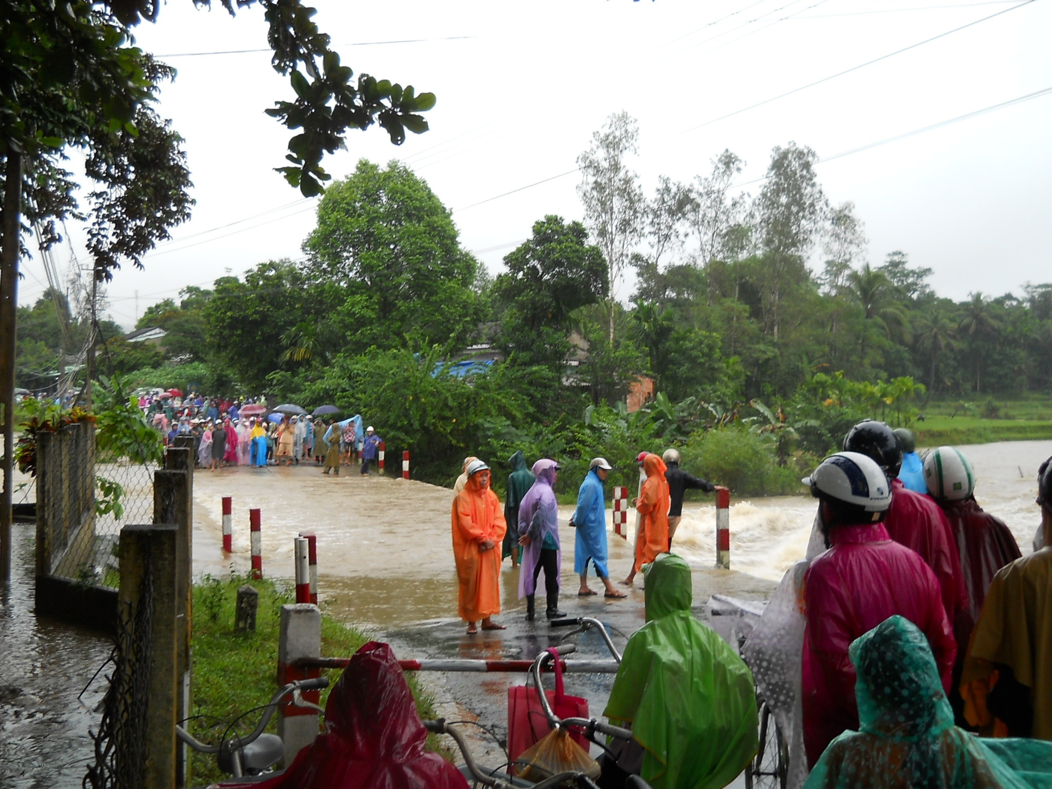 Mien Trung mua lon, nuoc ngap, co lap nguoi dan hinh anh