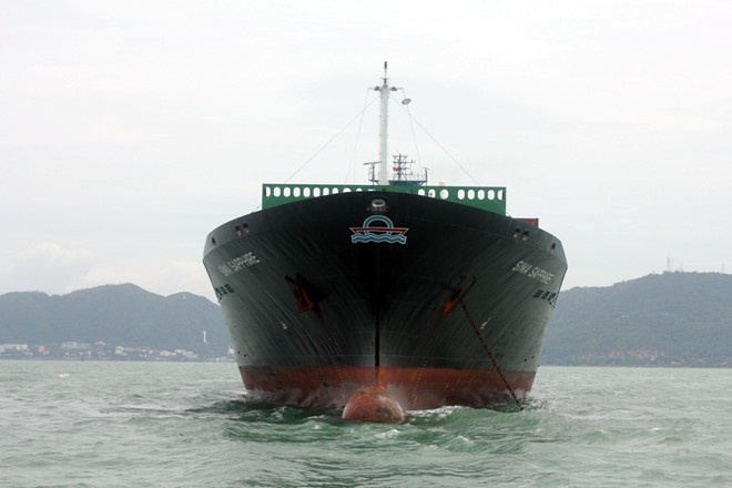 Tau cho container dam tau ca roi bo chay hinh anh