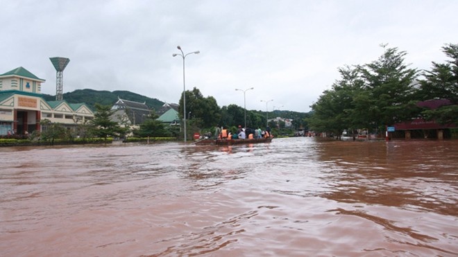 Bao tan, phat hien thi the troi tren song hinh anh