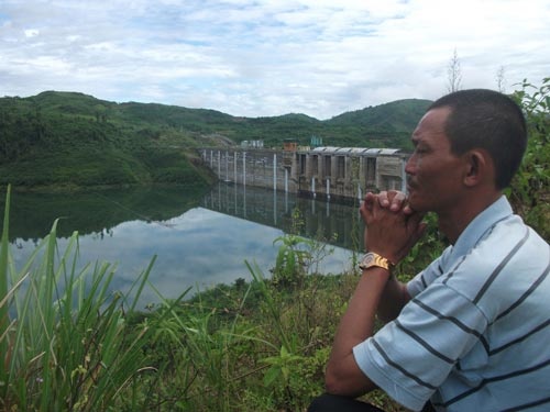 Bat an voi 'qua bom nuoc' dap Song Tranh hinh anh