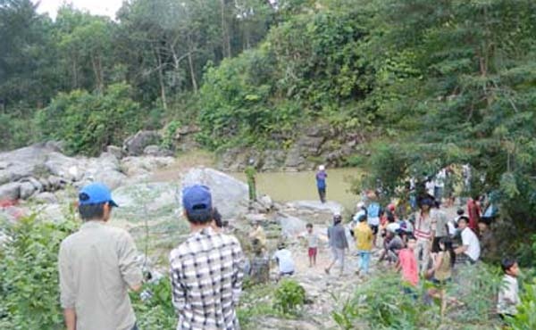 Thay cung bi chet duoi khi di... 'goi hon' nguoi chet duoi hinh anh