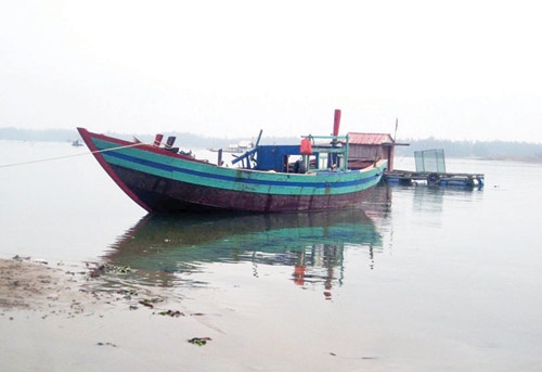 3 ngu dan mat tich tren tau co nhieu vet mau loang lo hinh anh