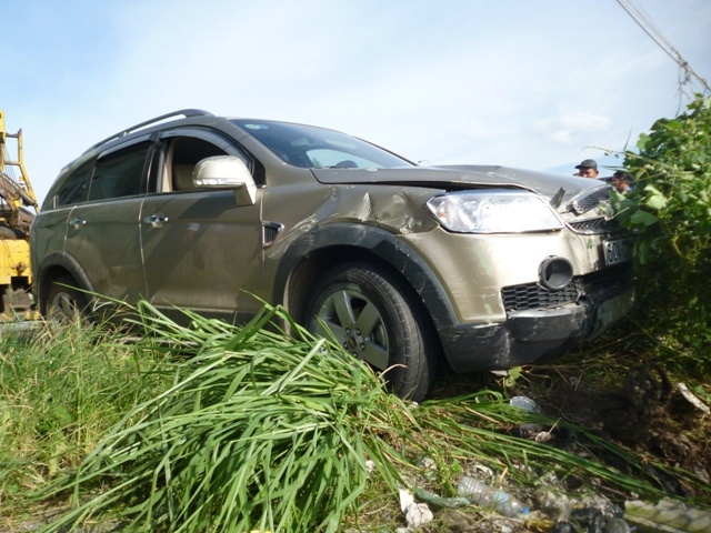 Tranh cu ba, xe hop lao len le 'don ha' 12 cot be tong hinh anh