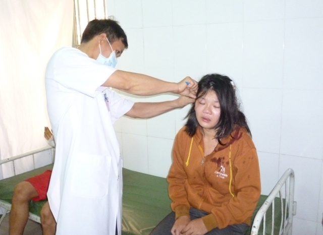 Mot phu nu bi nhom nguoi bit mieng, danh hoi dong vo dau hinh anh