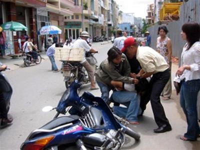 Bi bat khi dang chia tien ban vang vua cuop duoc hinh anh