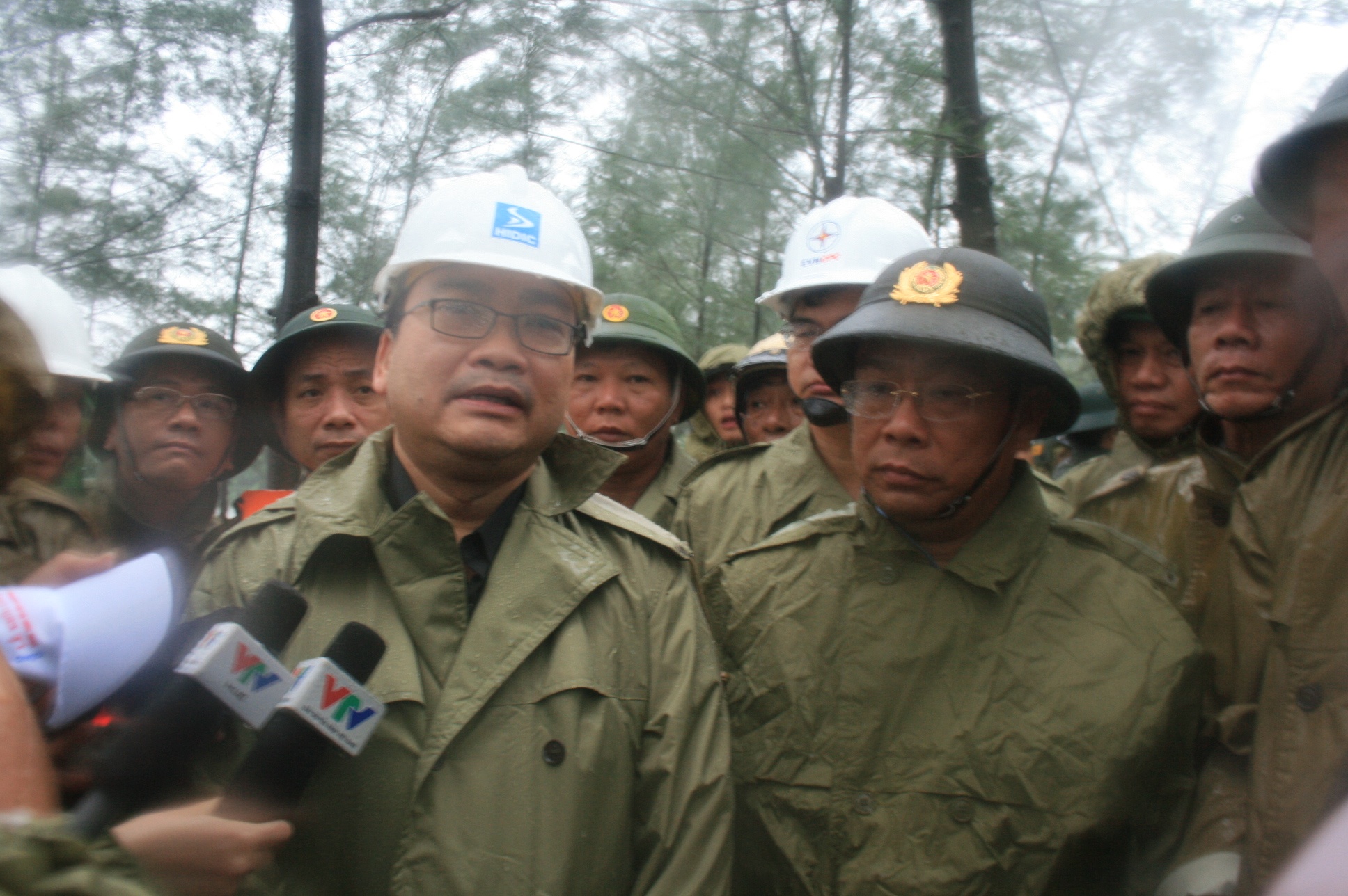 Pho thu tuong kiem tra cong tac phong chong bao o Hue hinh anh